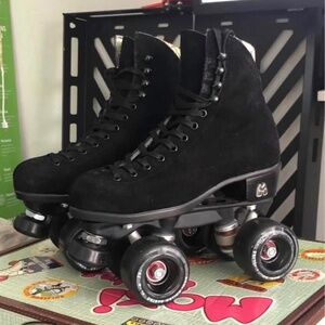 MOXI ROLLER SKATES